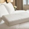 Austrosleep Visco-Kissen im Bett platziert für ergonomischen Schlafkomfort.